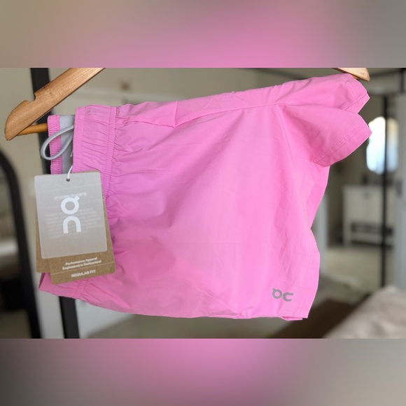 🩷 NWT ON Running 3" Core Short Raspberry Pink - Picture 1 of 6